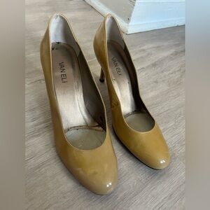 Vaneli Pump yellow gold size 9 shoe round toe